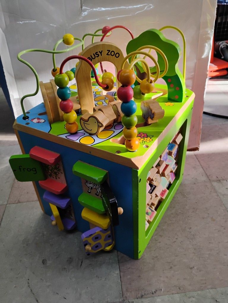 Busy zoo activity cube in great shape