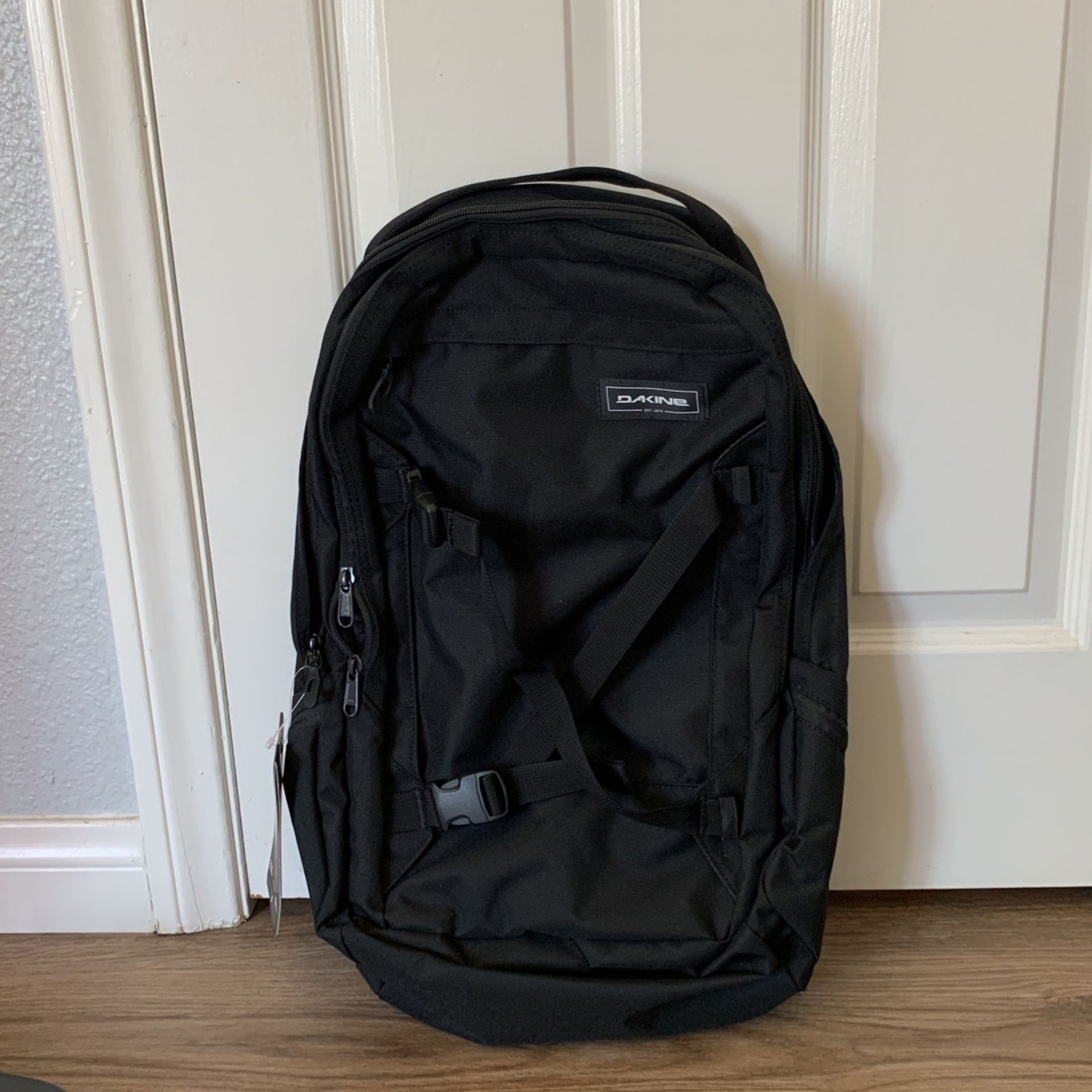 Dakine Mission 25L Backpack (NEW, never used) - Great For Backcountry/snowboarding/skiing