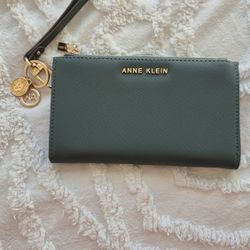 New- ANNE KLEIN GREEN WRISTLET WALLET