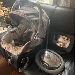 baby child car seat with base and two mirrors. Cash only. Everett/melvin Avenue pick up area. 