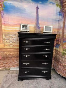 Wooden dresser set is big tall dresser and two large wooden nightstands set has been refurbished!🌺