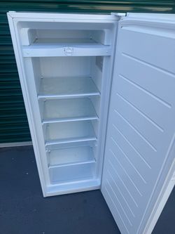 Freezer upright garage ready with removable shelf’s (free local delivery) $160 firm