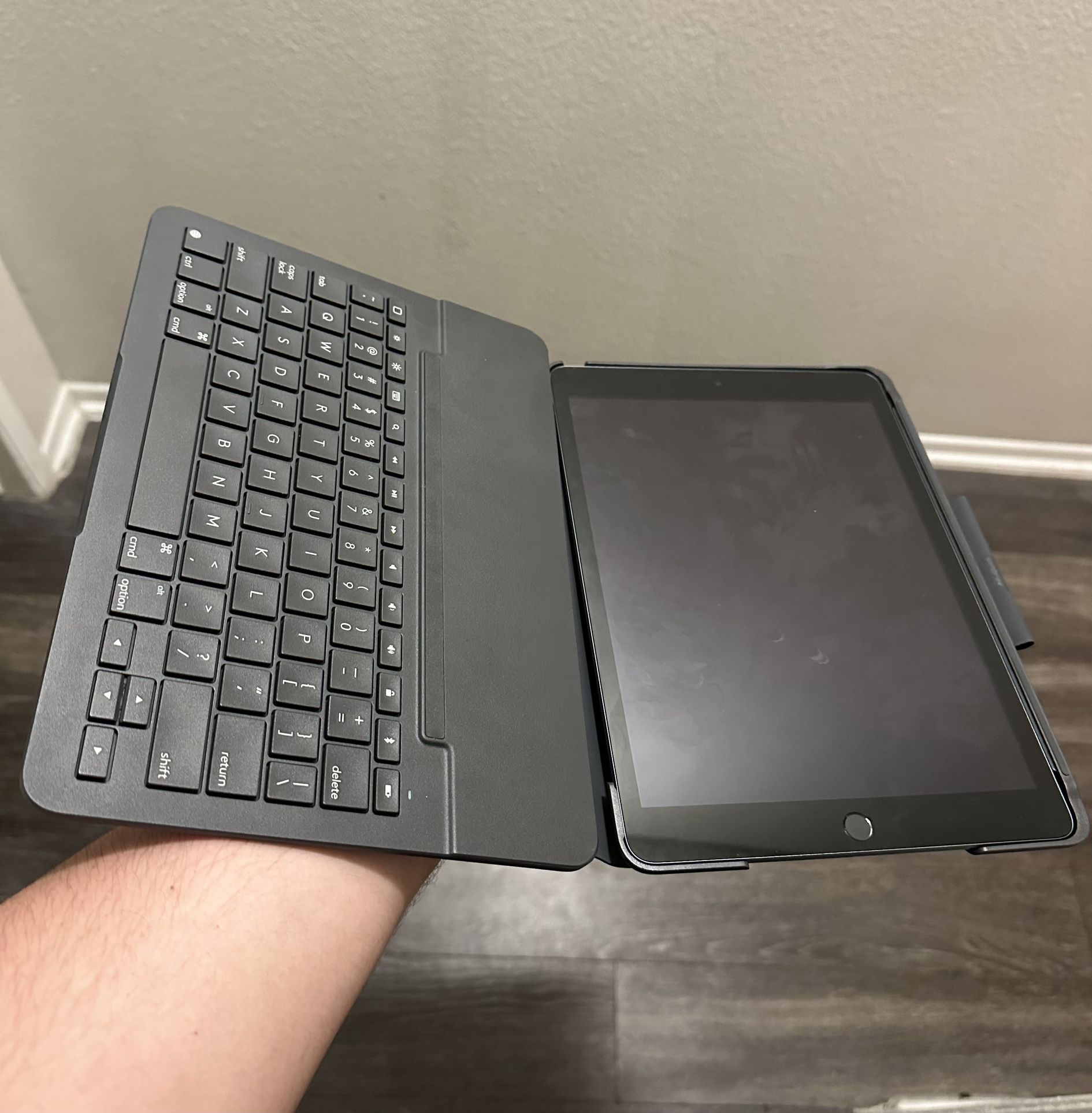 Apple iPad (9th Generation) 256 GB - 10.2 Inch w/ Logitech iPad Keyboard Case