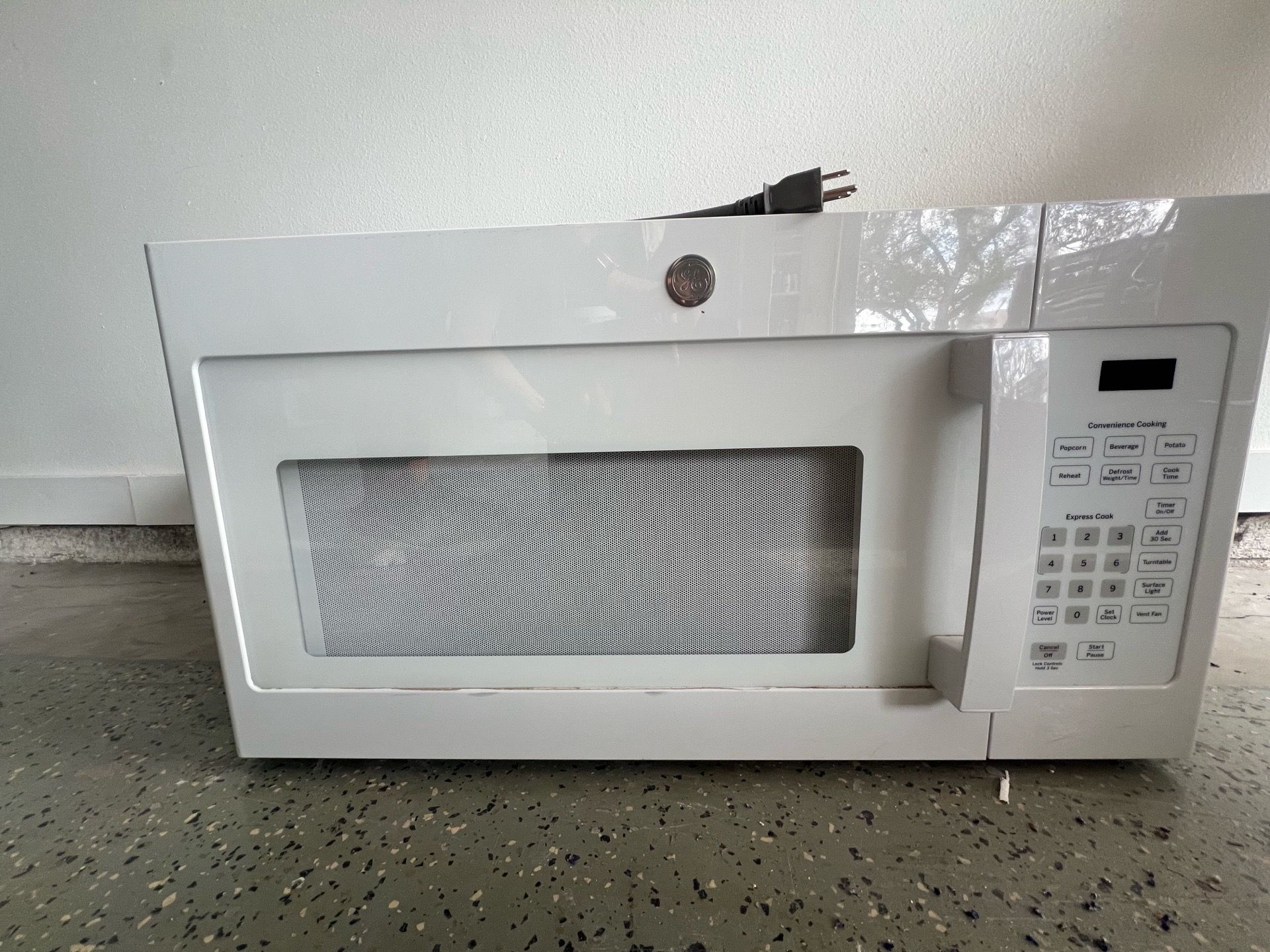 GE Microwave Oven white