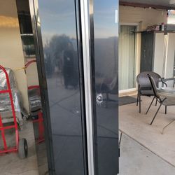 Cabinet W Shelfs And Key