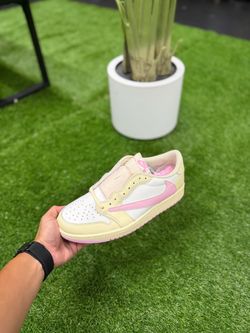 Jordan 1 Retro Low OG SP Travis Scott Shy Pink