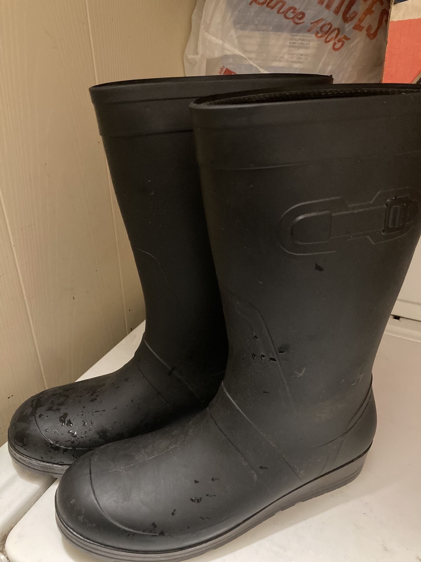 Woman’s Rain Boots Size 8