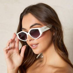 Quay Women Hot Gossip Sunglasses Bone/Smoke Cat Eye 1(contact info removed)7-145 Lens Cat.3