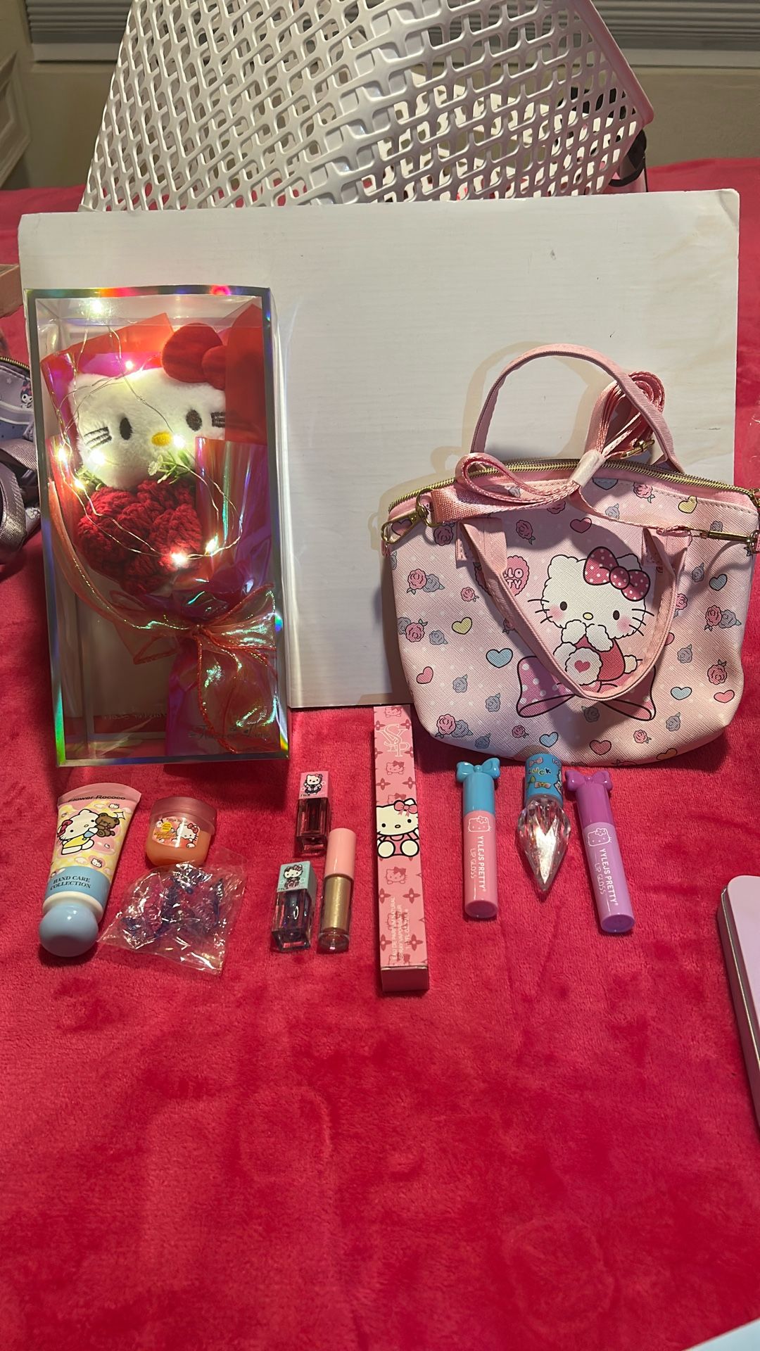 30$ Obo Hello Kitty Pink Purse Flower Perfume Lotion Lip Glosses