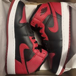 DS NEW JORDAN 1 MID BRED SIZE 4Y