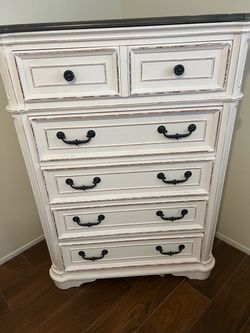 BEAUTIFUL FRENCH PROVINCIAL BEDROOM SET –