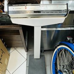 VINTAGE HEALTH-O-METER Office Style Doctor's Balance Scale Maximum Weight 350lbs