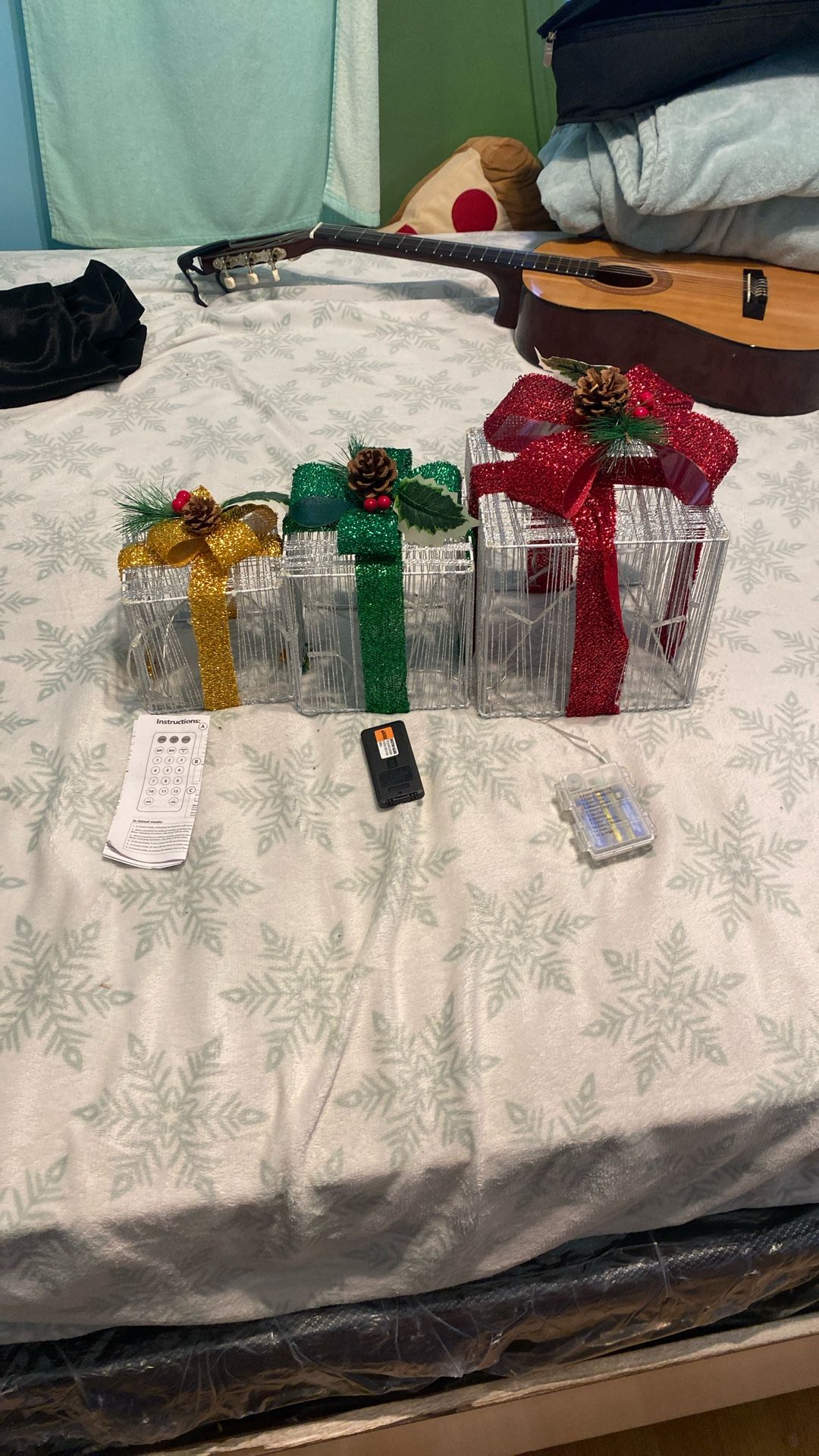 Set of 3 Lighted Gift Boxes Christmas Decoration Outdoor - 60 Dual Color Change Lights 12 Mode Timer Remote Glitter Fabric Present Box Battery Operate