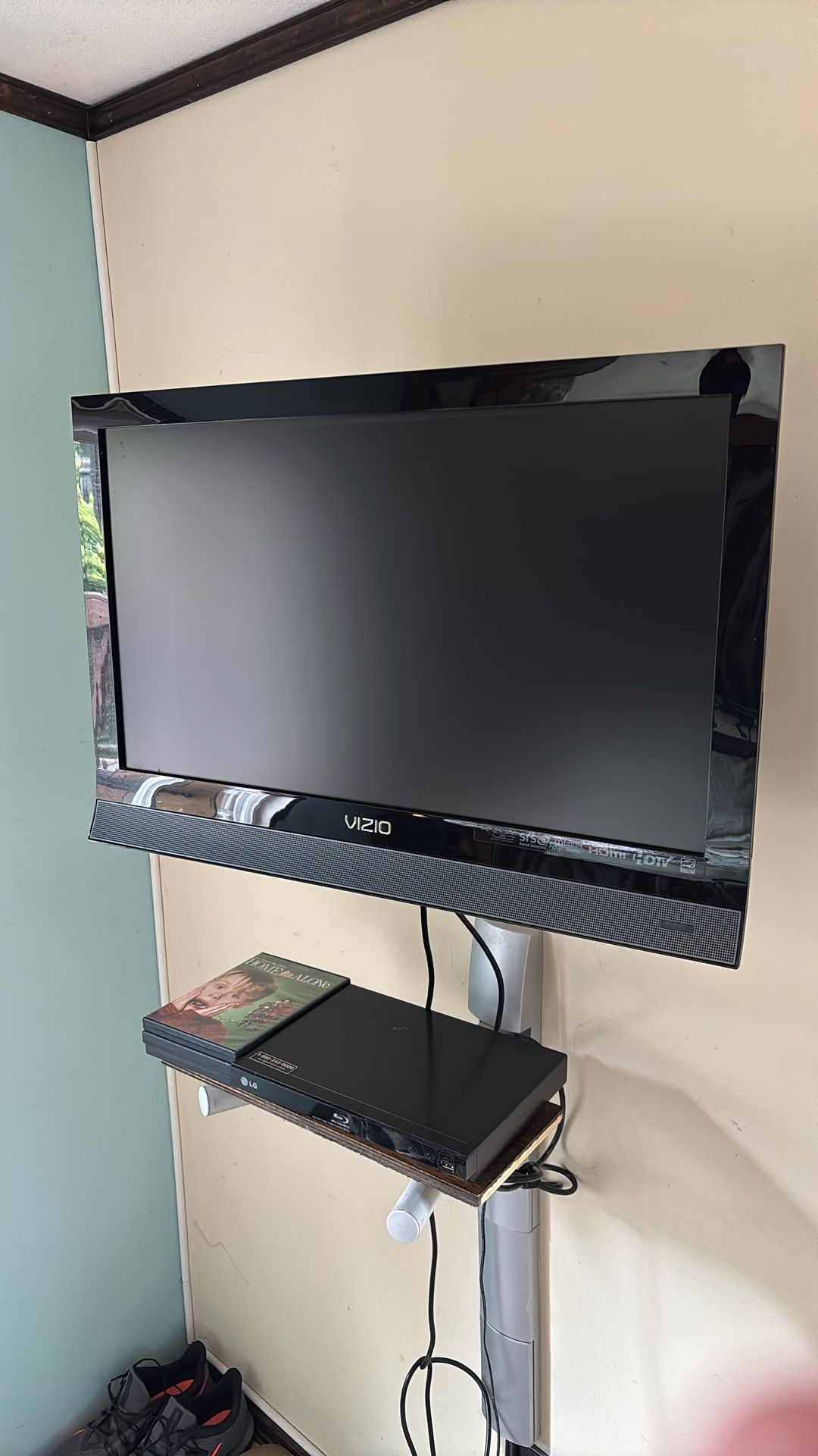 24 In Vizio TV/ With Remote