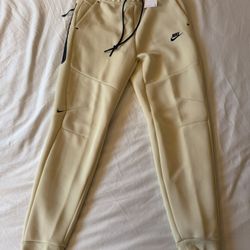 FS: Nike Sportswear Tech Fleece Jogger Pants (HV0959-234)