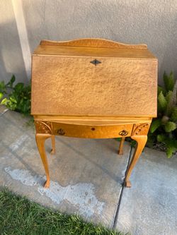 Selling a vintage Secratery desk with drawer,