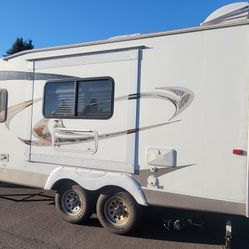 2009 SKYLINE LAYTON W/slideout