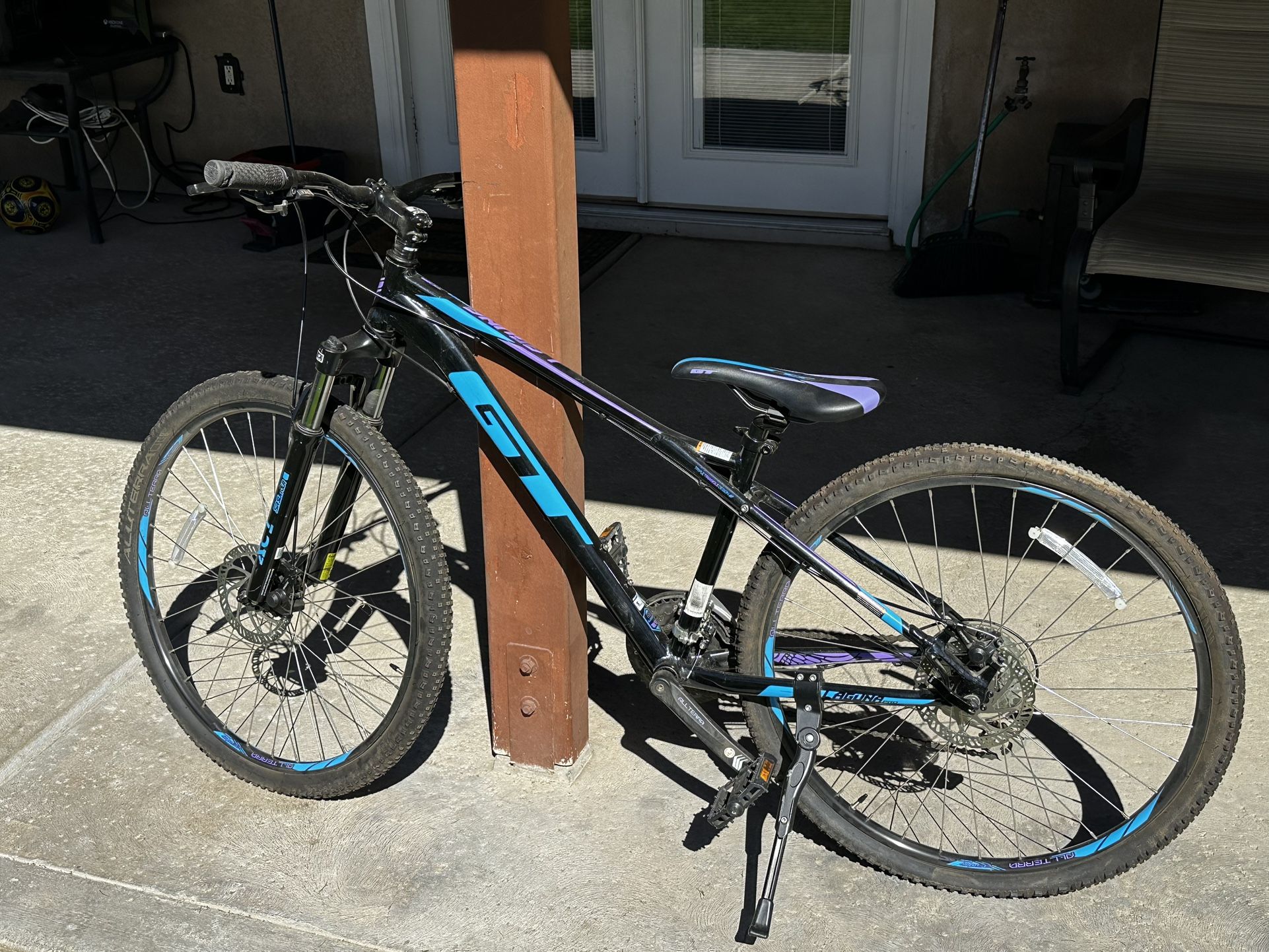 gt laguna bicycle Womens Mountain Bike 2019 Mordern Bike The GT Laguna 26 knows that real women are made of guts and determination Gt Laguna Women's Bike GT