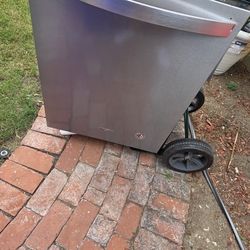 Whirlpool Dish Washer (It Does Work) 