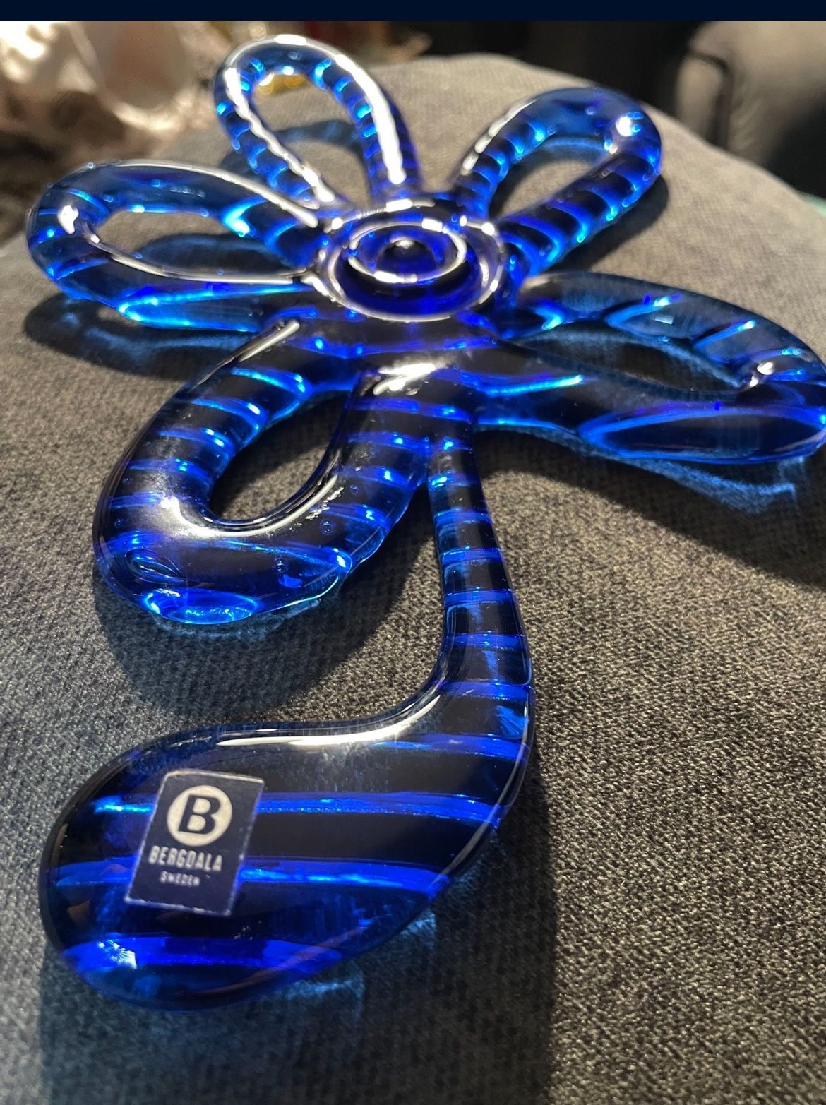Bergdala (has sticker on it still )Sweden beautiful Cobalt Blue Art Glass Flower 🦋🪻🦋🦋🪻🦋🪻Paperweight Wall Hanging Ornament / Sun 🌞 catcher Ot