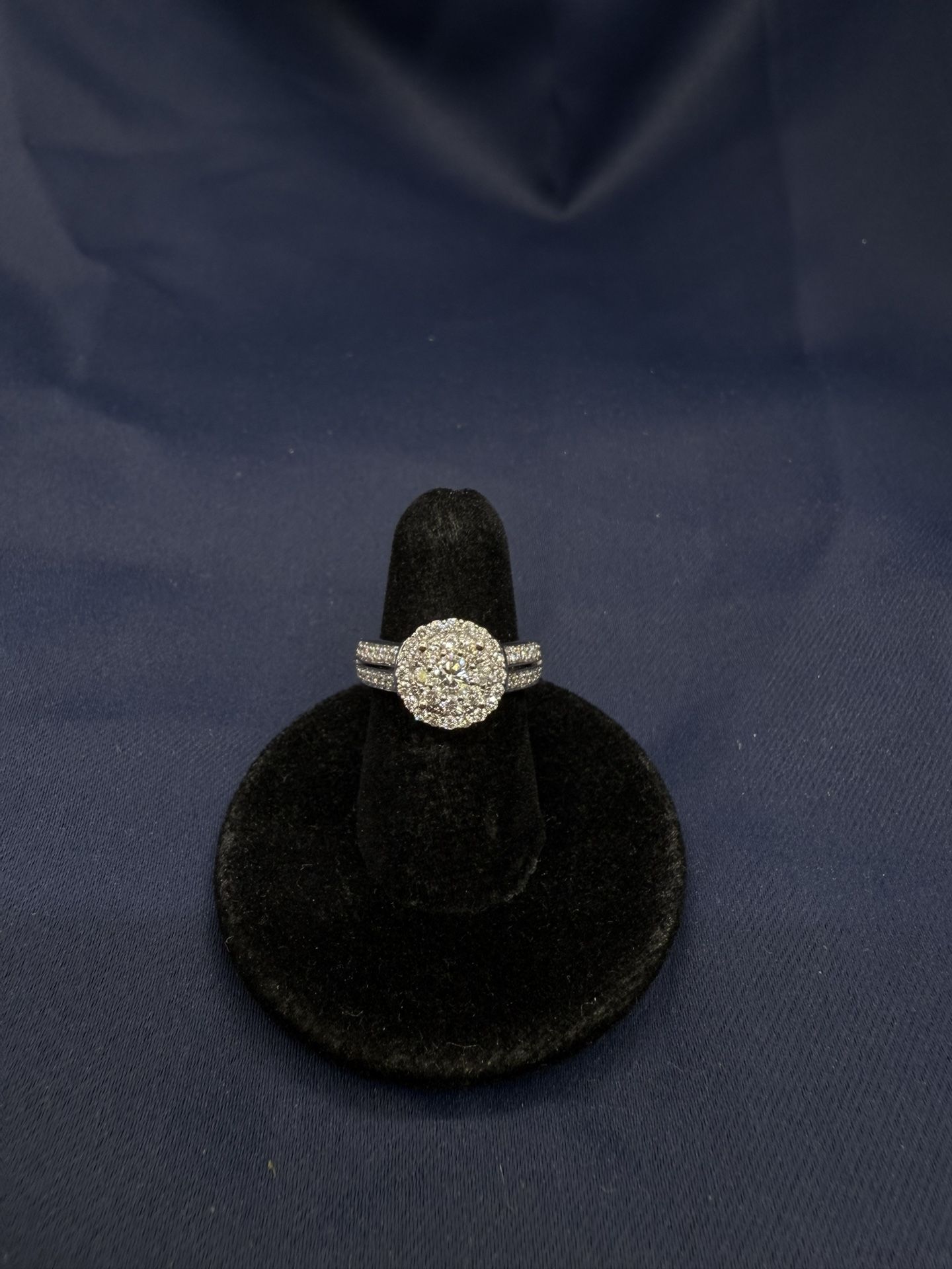 10KWG Round Brilliant Diamond Cluster Ring