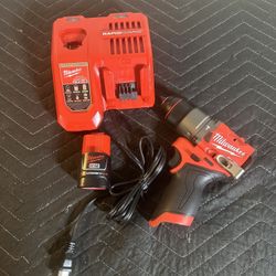 MILWAUKEE M12 HAMMER DRILL KIT