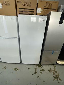 New Frigidaire 28 in 15 Cu Ft Garage Ready Automatic Defrost Convertible Upright Freezer in White