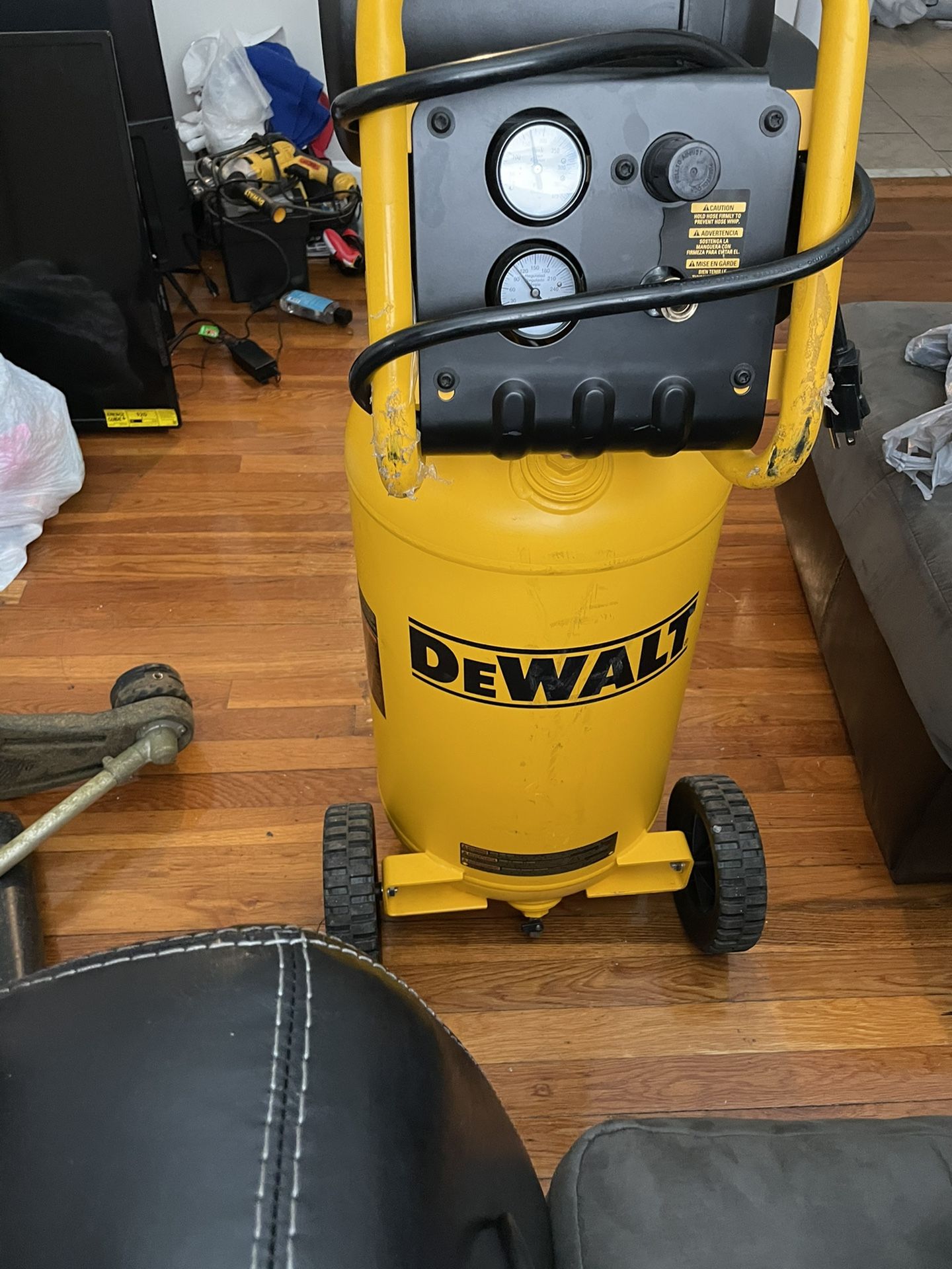 15 Gallon Dewalt Air Compressor 225 Psi