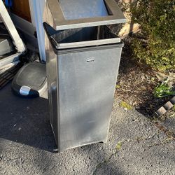 Garbage Container Rubbermaid Product 