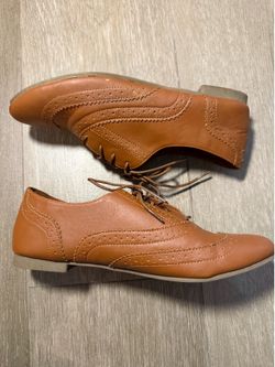 Women’s shoe (size 6)