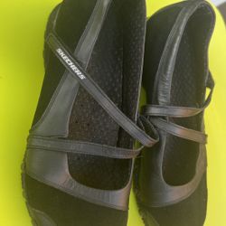 women’s Mary Jane Skechers Size 8 They Run A Little Wide