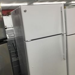 GE 16cu Ft Top And Bottom Fridge. 1 year Warranty 