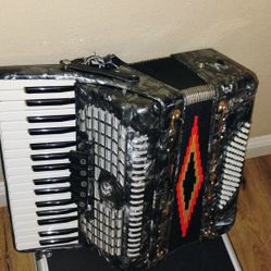 Like New Rosetti 34 Teclas , 5 Registros Y 72 Bajos. Piano Accordion Acordeon