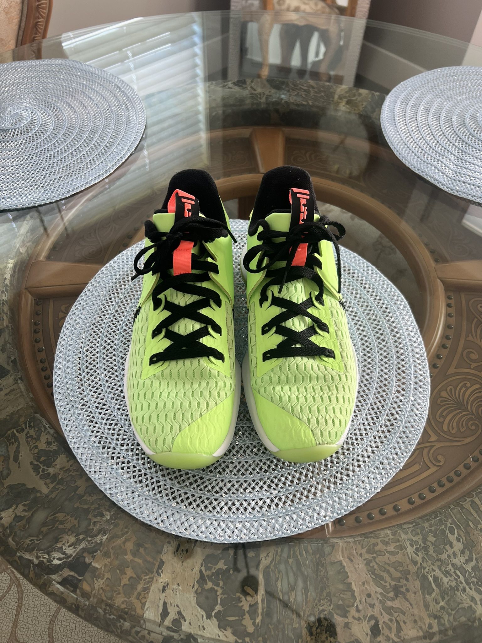 Nike LeBron  Witness Grinch Sz 8