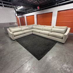 Gorgeous Sectional Couch (Free Delivery 🚚)