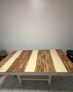 Free dining table