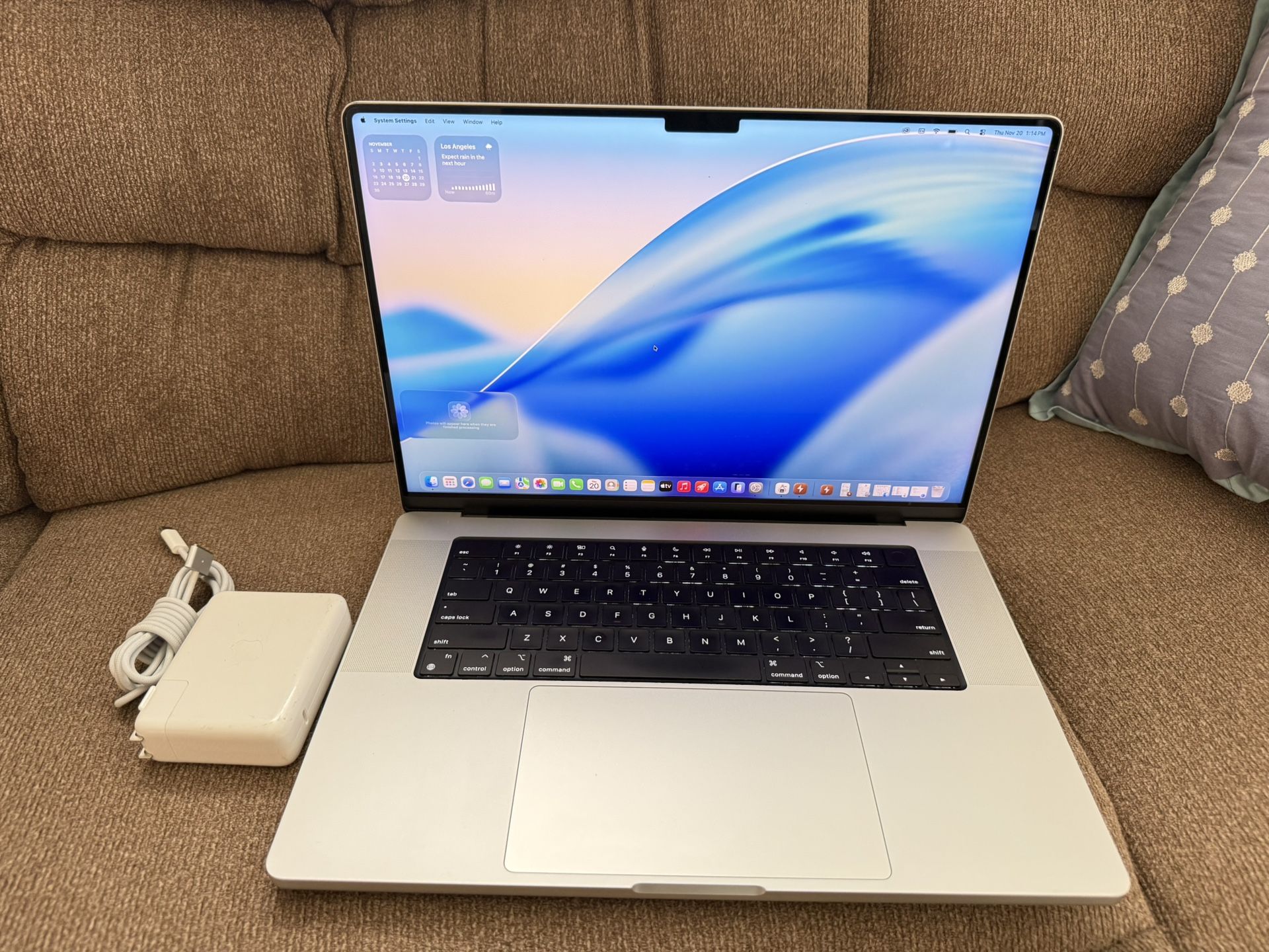 2021/2022 Apple MacBook Pro 16-Inch "M1 Max" 10 cores, 32cores GPU, 32GB ram,1TB,81 cycles, fast