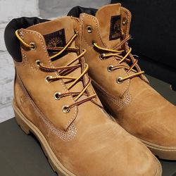 Timberland Classic 6 inch Size 4 Junior.