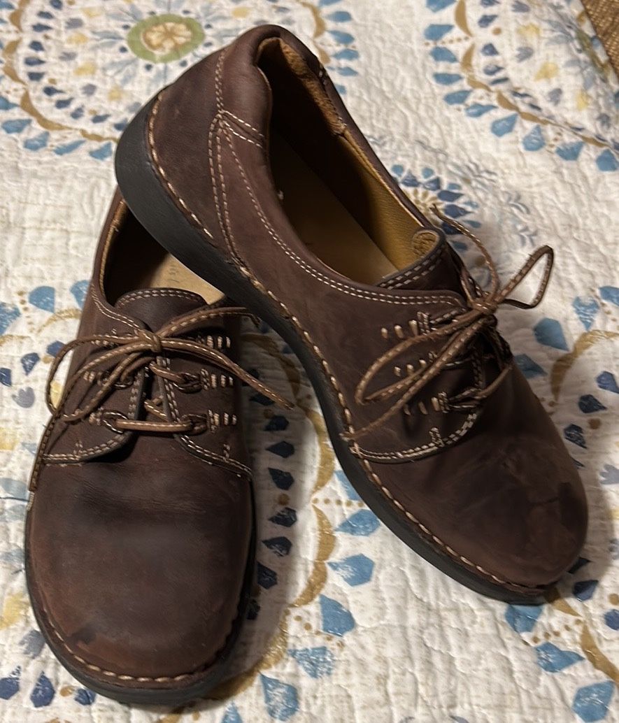 Brown’s Landing: Brown Leather Lace Up Shoes, Size: 7.5 M