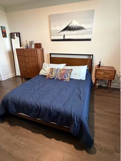 Zinus - Like New - Bed Frame Full Size