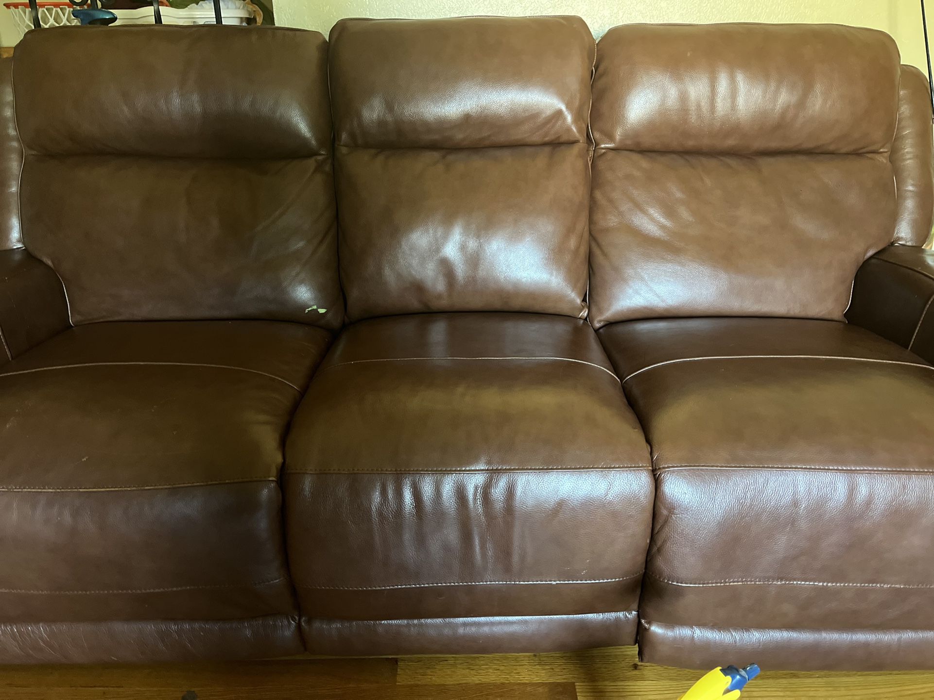 We Have A Full Set Leather Electric Couch Great Condition No Rip Or /Tears Plugs On Sides