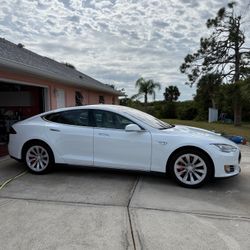 Car Tesla model S P85