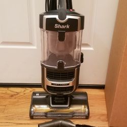 NEW cond SHARK ROTATOR LIFT-AWAY MODEL VACUUM WITH COMPLETEVACUUM WITH COMPLETE ATTACHMENTS  , AMAZING POWER SUCTION  , WORKS EXCELLENT  , IN THE BOX 