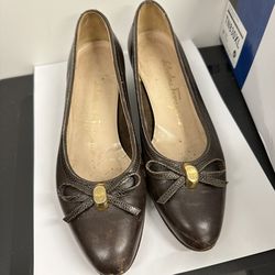Vintage Salvatore Ferragamo leather pumps bow gold-toned hardware Sz 6B