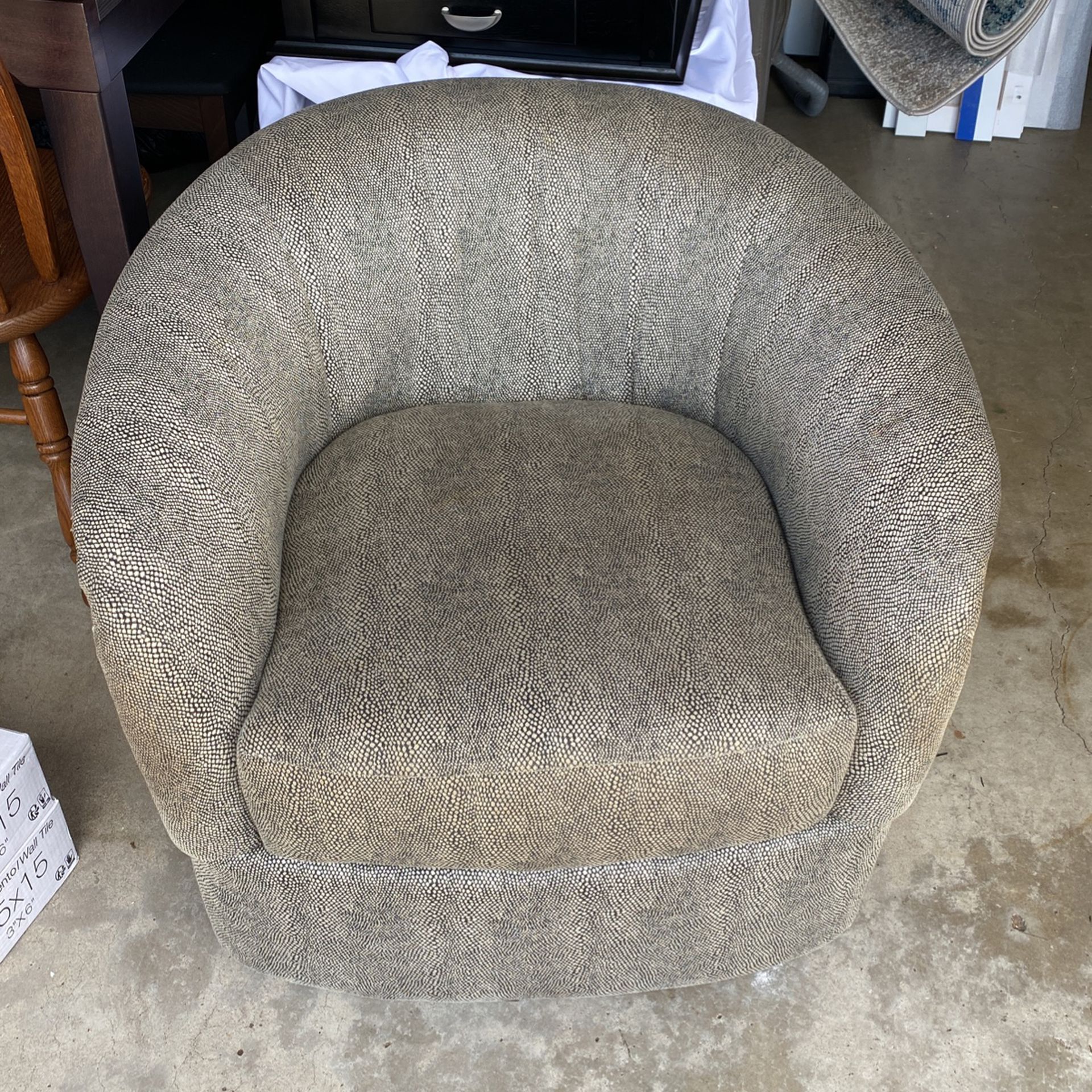 Swivel Chair (Free)