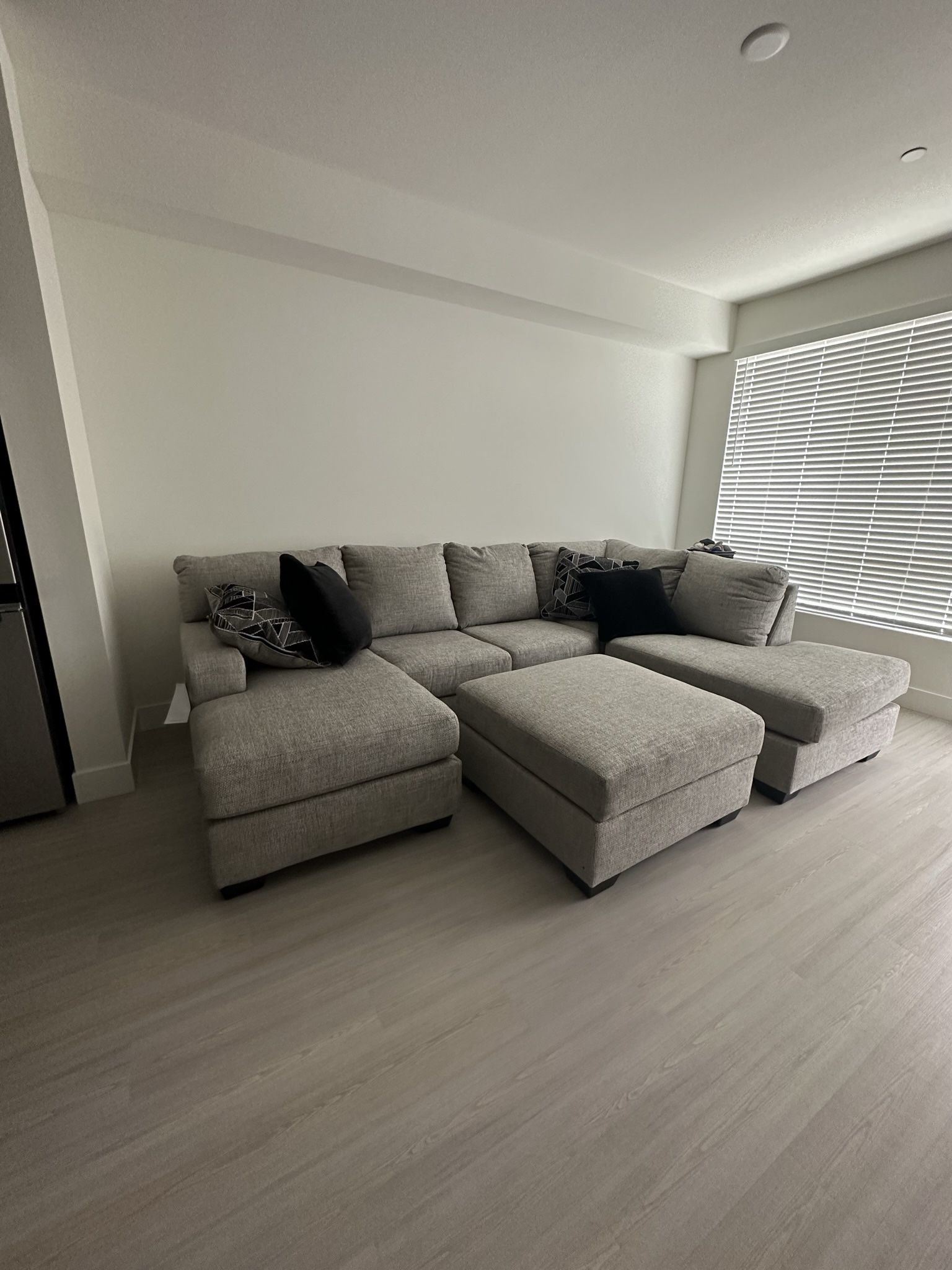 Sectional Couch with Chaise 