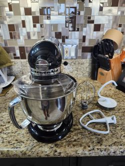 KitchenAid Artisan 5-Quart Stand Mixer in Onyx Black. Complete set.