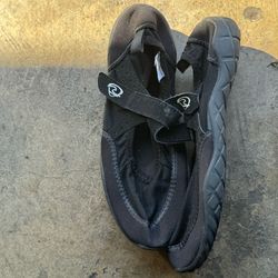 Water Shoes Size 8 