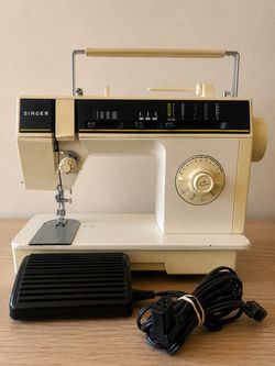 SINGER Sewing Machine With Foot Pedal & Power Cotd