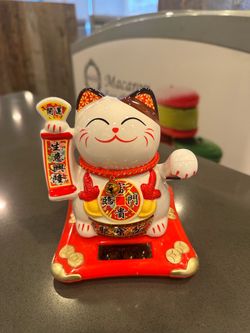 Solar-Powered Maneki Neko Lucky Cat Figurine
